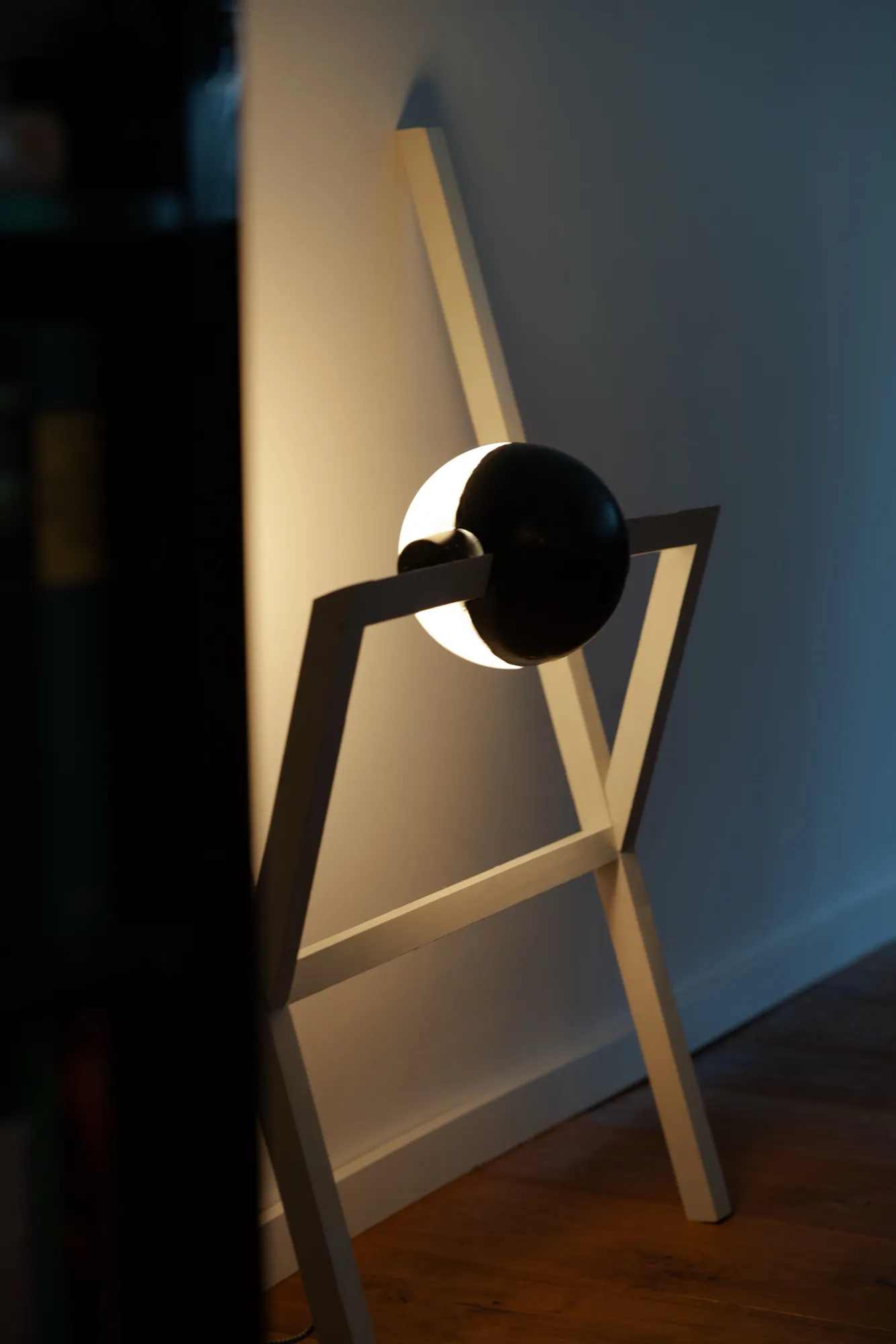 Framed Rotating Light, Bild 2