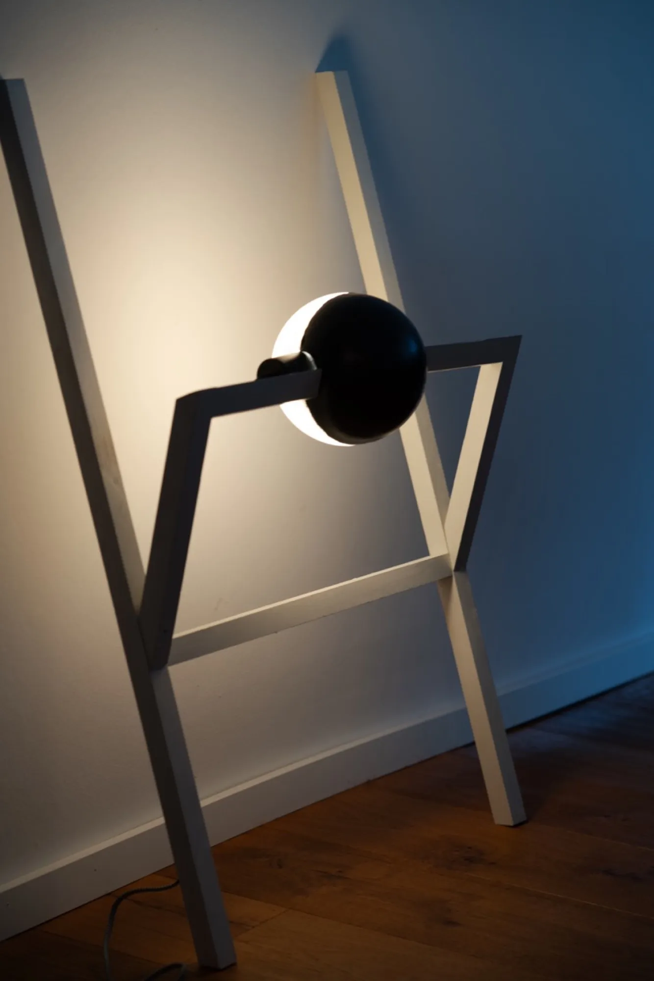 Framed Rotating Light, Bild 3
